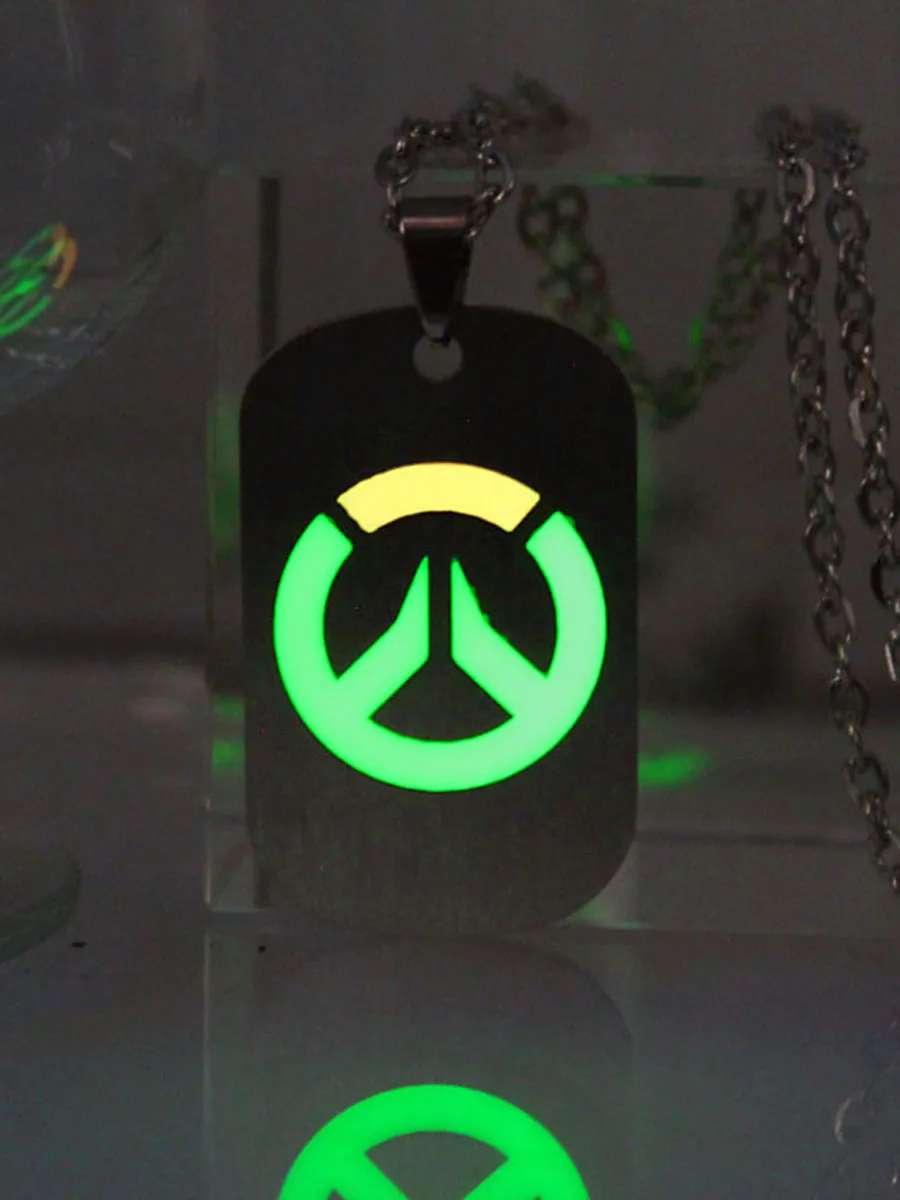 Overwatch سلاسل المفاتيح المعلقات الأزياء والمجوهرات يتوهج في الظلام تاليسمان الهدايا