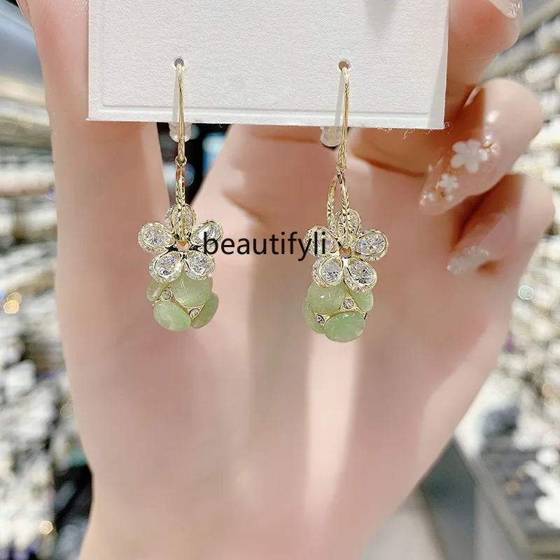 Light luxury high-end crystal five-petal flower earrings, exquisite green opal ball earrings, fashionable versatile earrings.