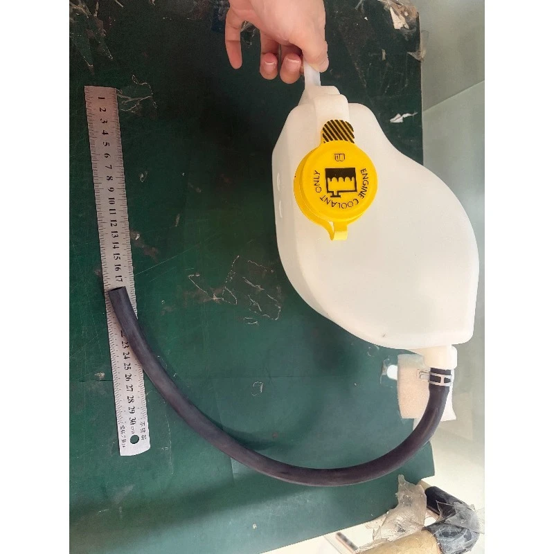 1pc Radiator Coolant Reservoir Water Tank and Kettle 05058455AD 5058455AD For Dodge Journey Freemont 2009-2016