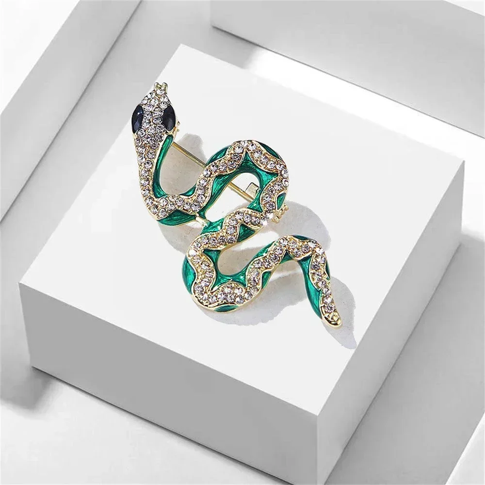 Vintage Crystal Green Snake Brooch Rhinestone Animal Lapel Pin For Men Women Backapak Decor Jewelry Gift Colothing Accessories