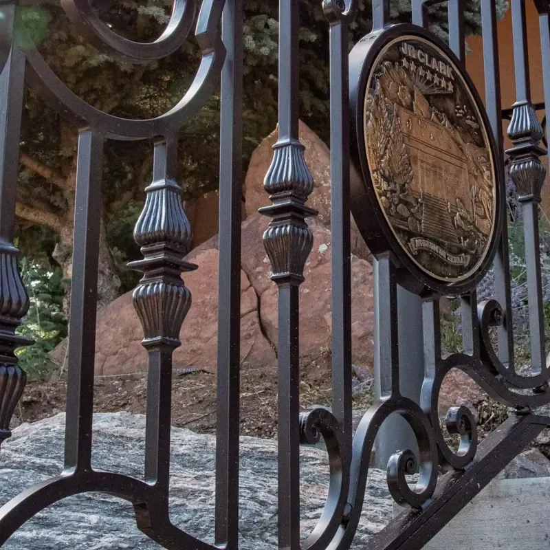 Cast Iron Vintage Design Rust-resistant Wrought Iron Railing Courtyard Security Fence Customized Carved Guardrail French