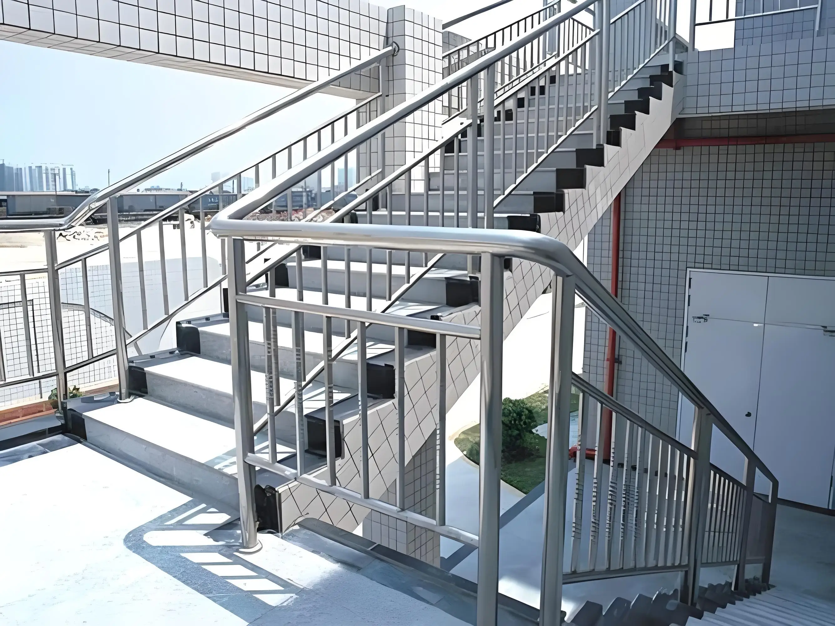 Maatwerk 304 roestvrijstalen gangbalustrade Eenvoudig te installeren vloeren Roestbestendige leuning Hotelbescherming