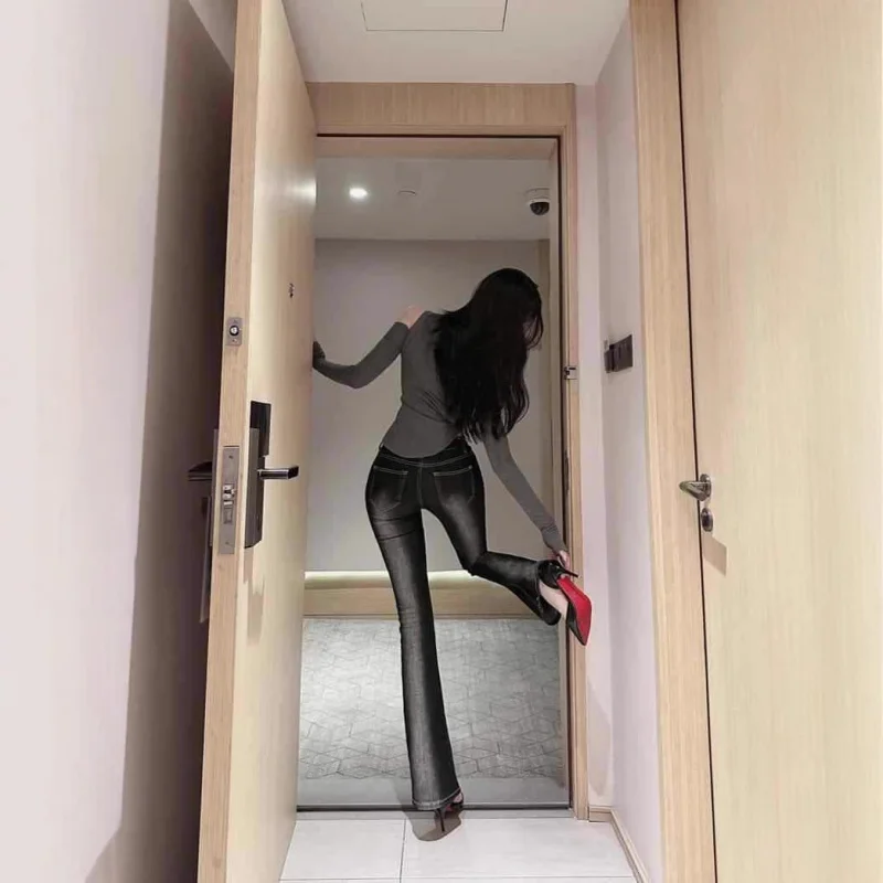 

South KoreaGu*seFashionable hip-enhancing pants2025Low-waisted, slim-fit, fashionable, hip-enhancing, high-gloss, washed, slight