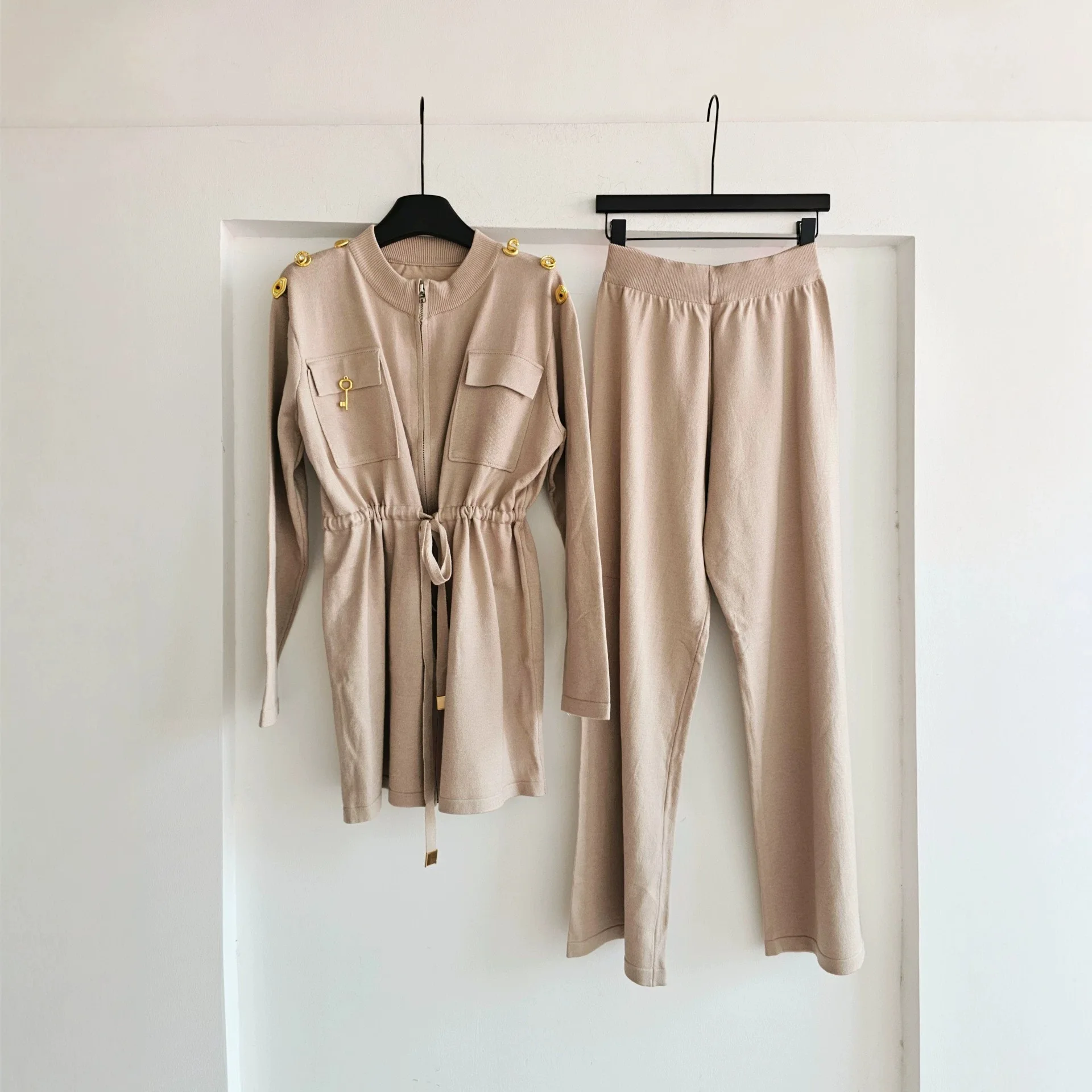 High Street 2pcs Set Women's Metal Buckle Double Pocket Waist Cinched Long Sleeved Sweater Jacket and Long Pants Autumn Suit