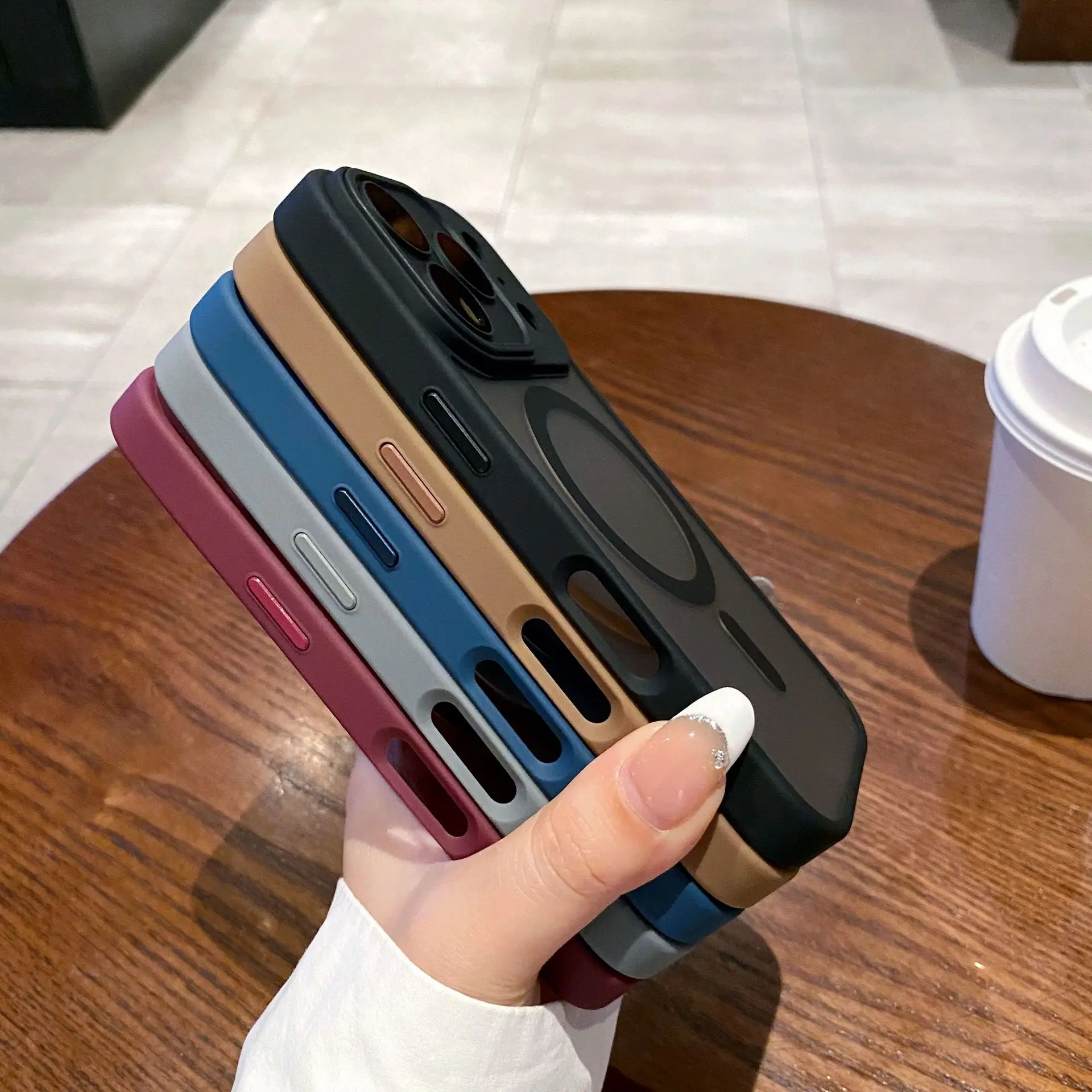 Magsafe حافظة هاتف مغناطيسية لهاتف آيفون 17 ProMax 17PRO 17Air غطاء حماية فاخر غير لامع لهاتف آيفون 17 غلاف شحن لاسلكي