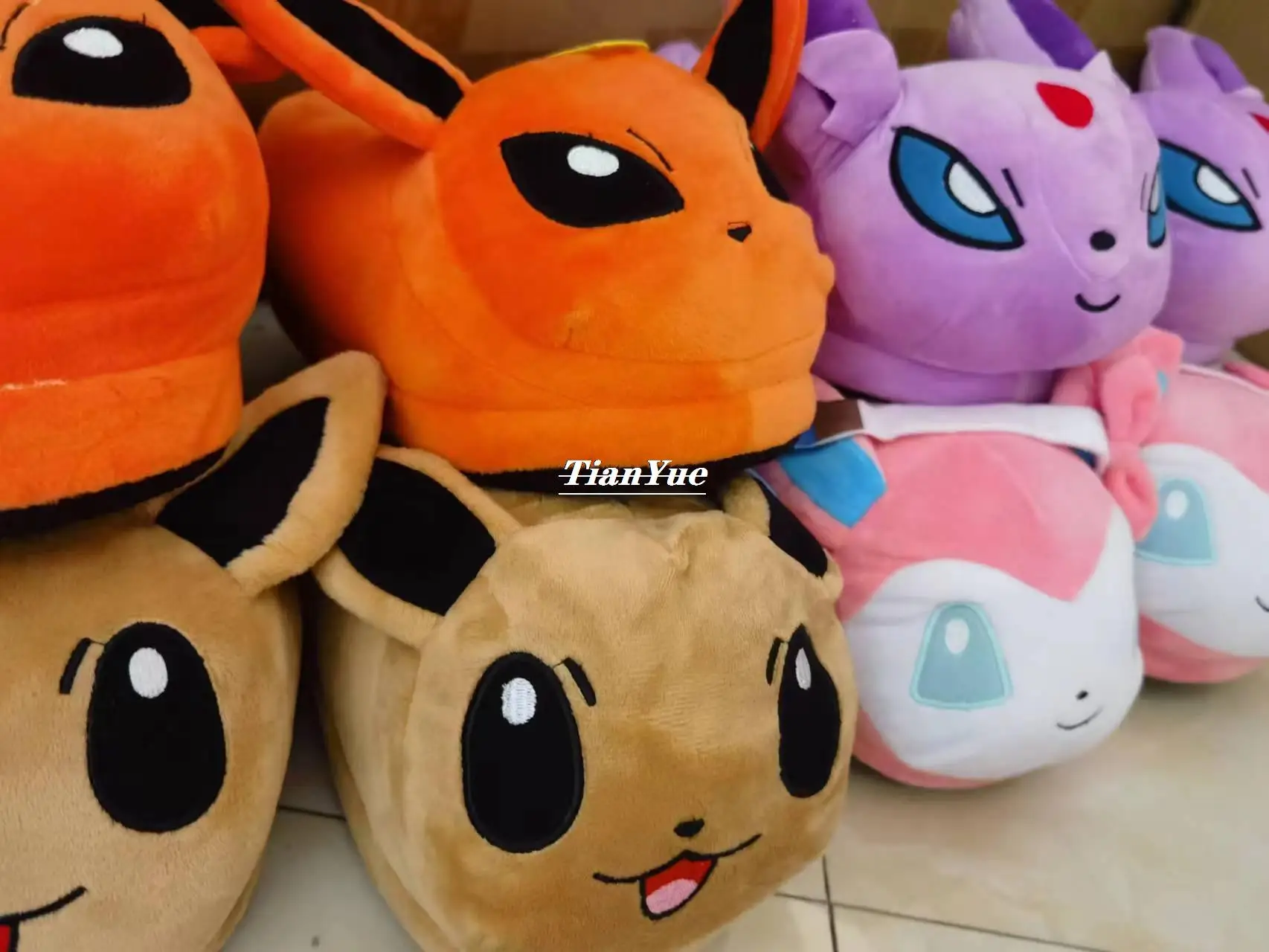 Śliczne Pokemon Eevee ciepłe domowe kapcie dla dorosłych miękkie nadziewane cipki świąteczne zabawki prezentowe na Boże Narodzenie 26cm