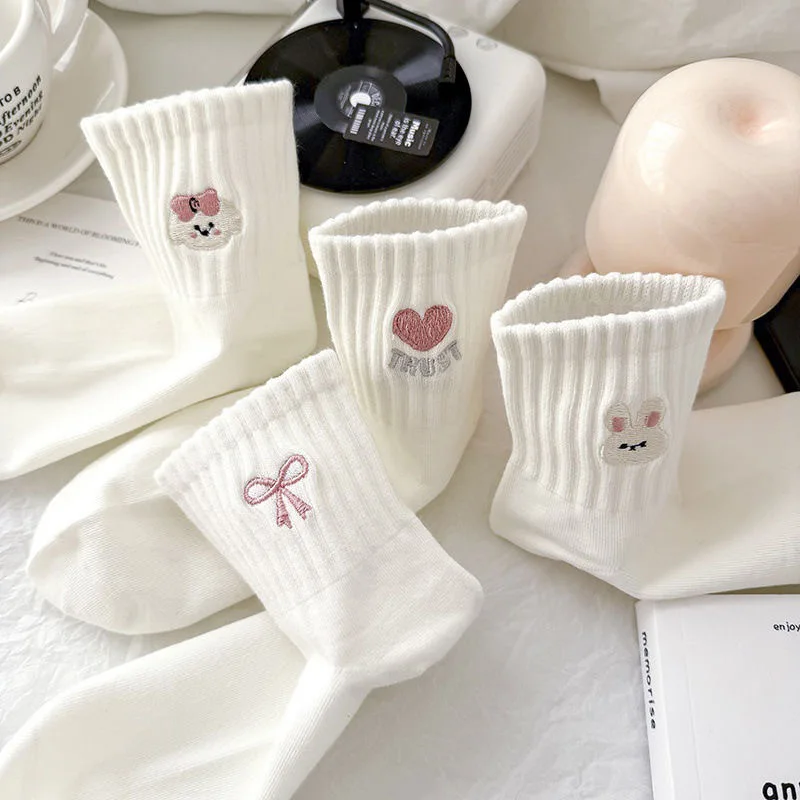 5 pares de calcetines bonitos de estilo coreano para niñas, calcetines de tubo medio con bordado de dibujos animados rosas transpirables de primavera, calcetines blancos con agarre para mujer 2025