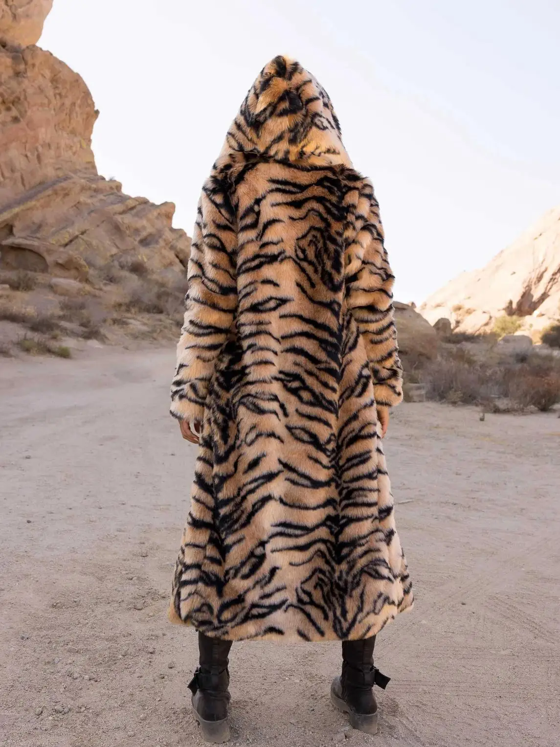 Women's Tiger Stripe Faux Fur Hooded Coat 2026 Winter Long Length Fluffy Warm Luxury Jacket for Daily Party Streetwear