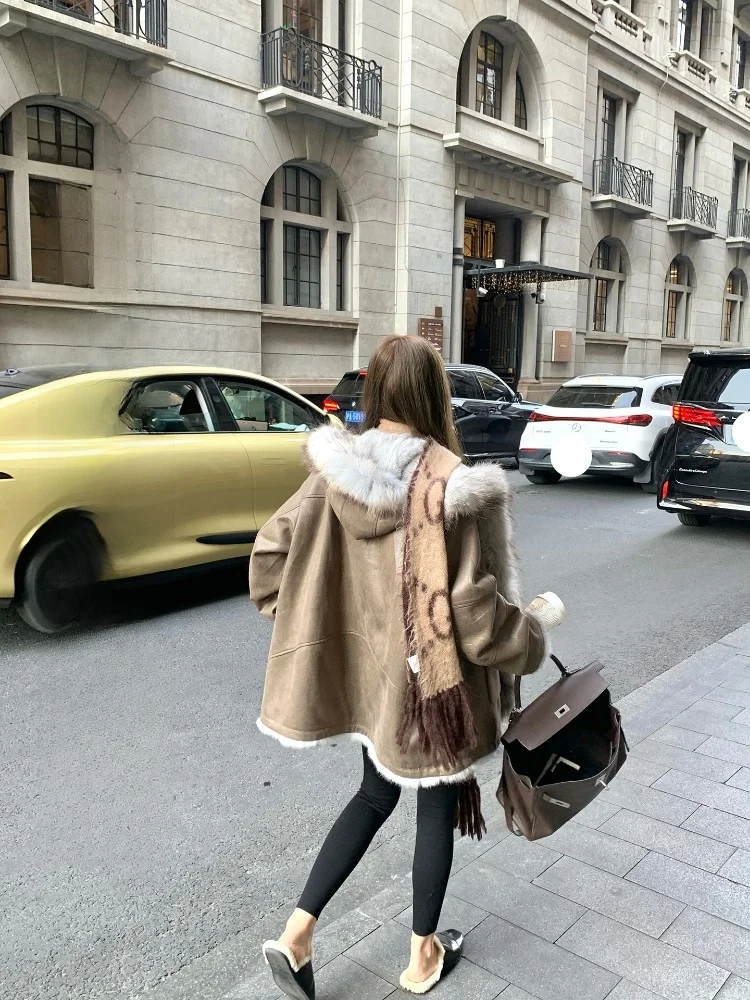 

Утепленная женская куртка из искусственного меха с отделкой из кроличьего меха: комфорт, тепло и декоративность