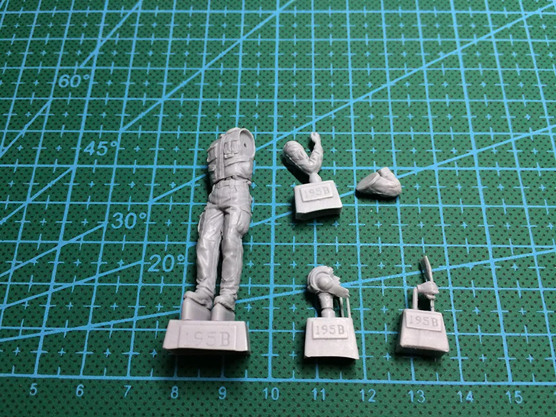 1/35 Die-cast Resin White Model n Modern Iron Curtain n Flight Attendants Need Hand-painted Models Free Shipping