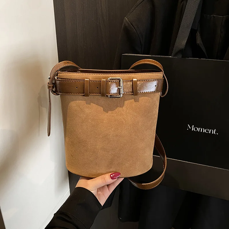 

Нишевая замшевая сумка-ведро 2025 года, винтажная женская сумка через плечо, минималистичная сумка-тоут с верхней ручкой, универсальная сумка через плечо «день-ночь»