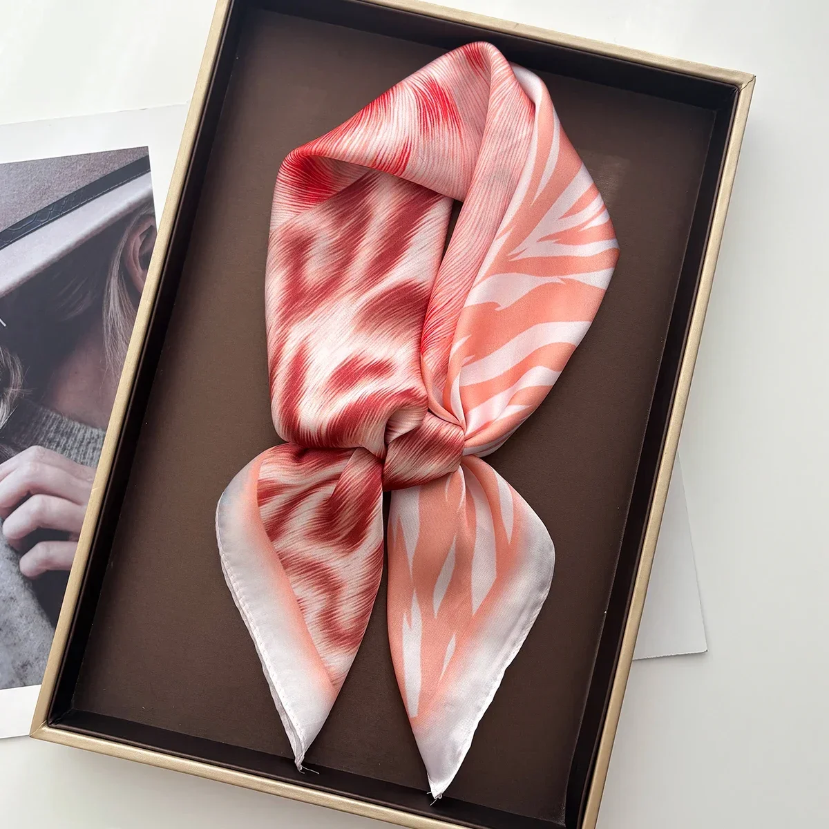 

2026 женский квадратный шарф, шелковый шейный платок с имитацией цветочного принта, бандана, женская шаль, шарфы, повязка на голову, галстуки