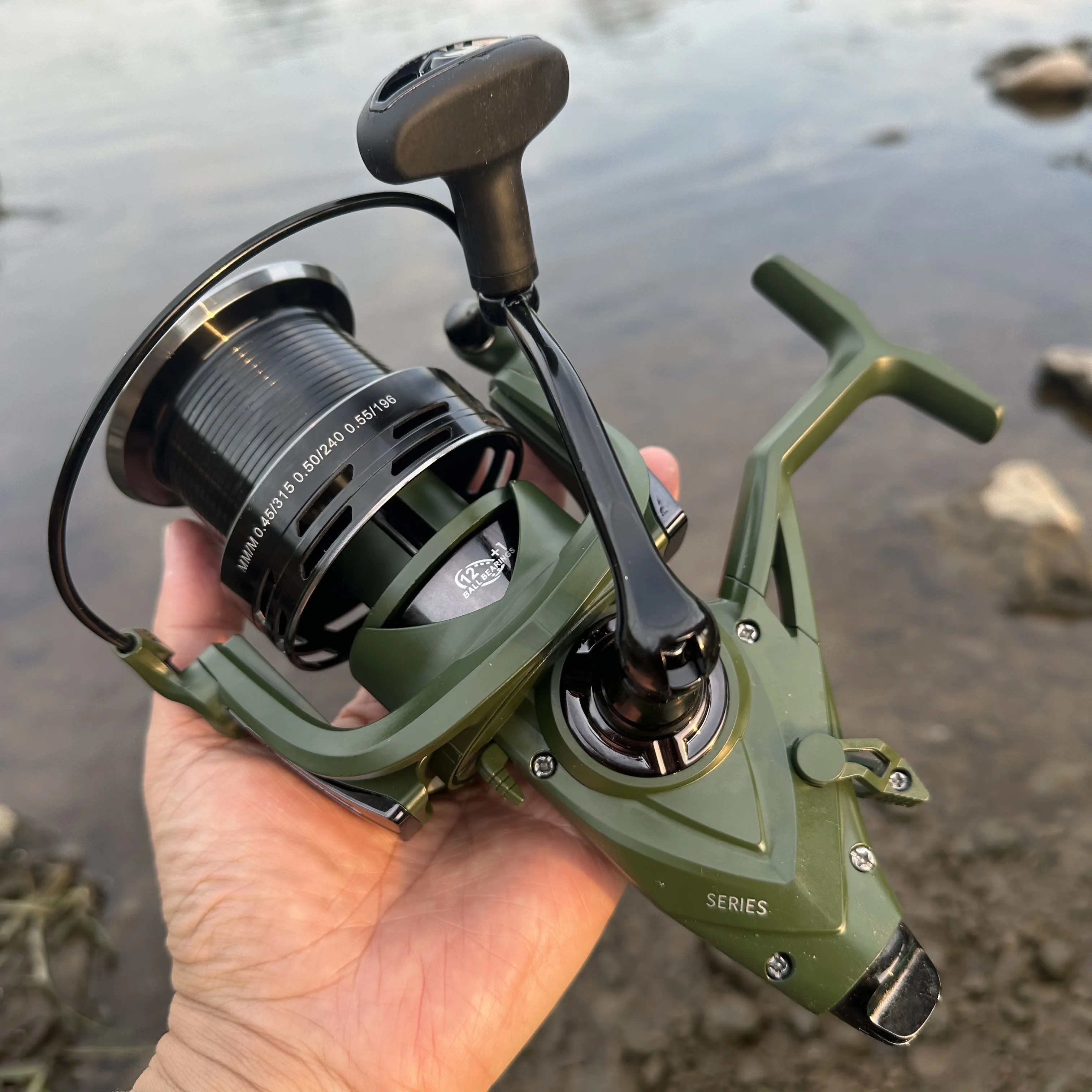 Hochleistungsspinnende große Angelrolle mit glattem Bremssystem, Hochgeschwindigkeits-Übersetzungsverhältnis 4,9:1 für Anfänger/erweiterte Angler
