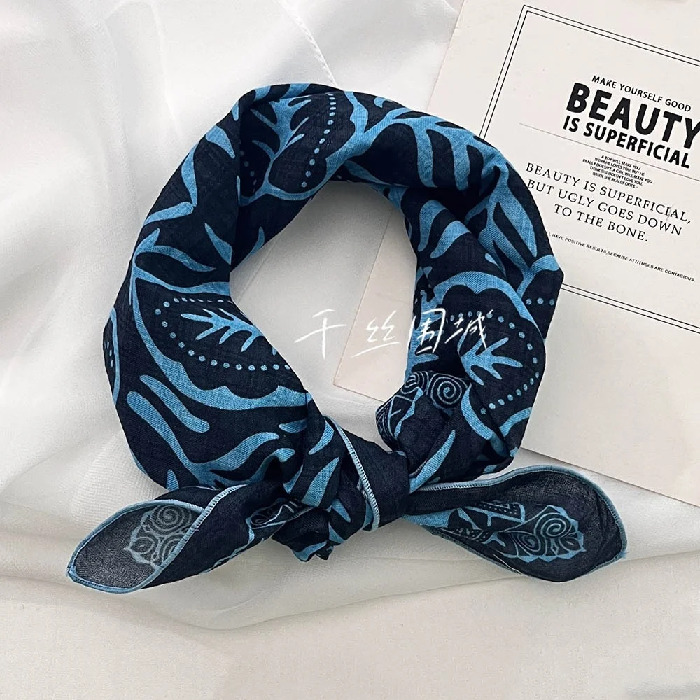 

Шарфы Маленькие квадратные шарфы Женские хлопковые и льняные корейские версии модных цветочных зашифрованных моделей Декоративные повязки на голову в стиле ретро