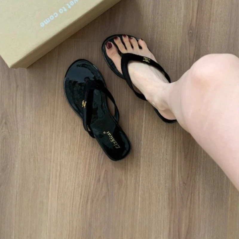

Летний новый стиль замшевых шлепанцев на мягкой подошве, модные уличные повседневные сандалии, удобные и модные пляжные тапочки для отдыха