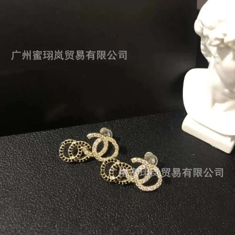 Xiangjia مزدوج C حرف أبيض وأسود أقراط مزدوجة أنثى كامل الماس الربط أنثى 925 إبرة الفضة