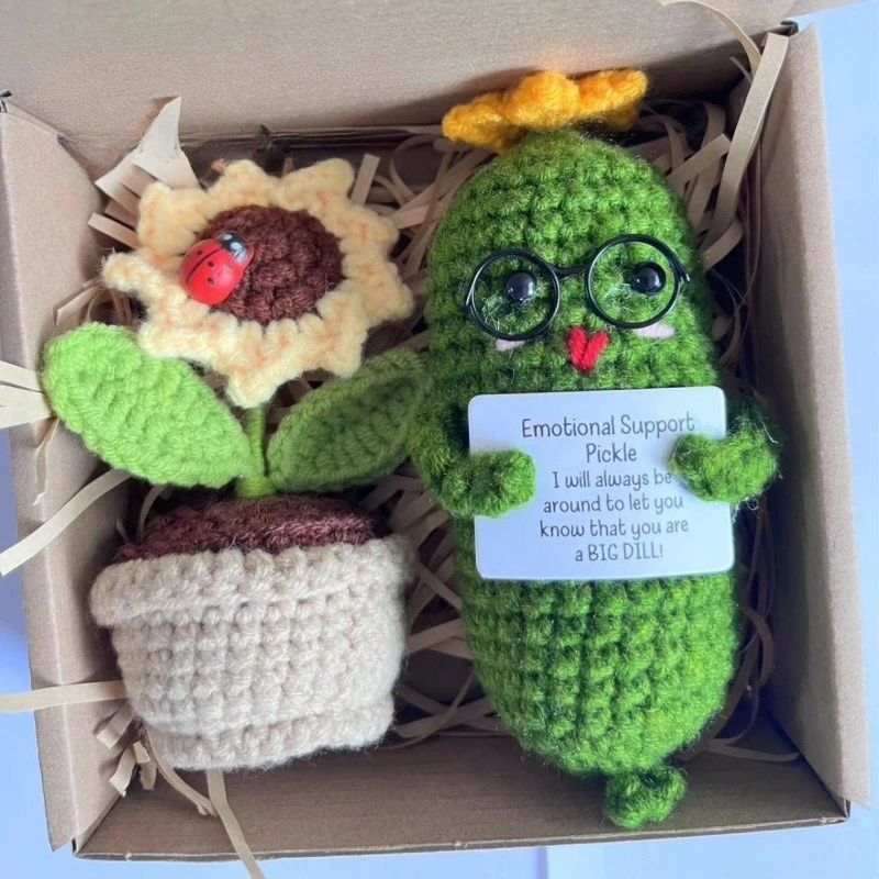 面白い編みぐるみキュウリのぬいぐるみ - 風変わりな野菜のあみぐるみと無料のひまわり鉢植えギフトセット、斬新なデスクデコレーション