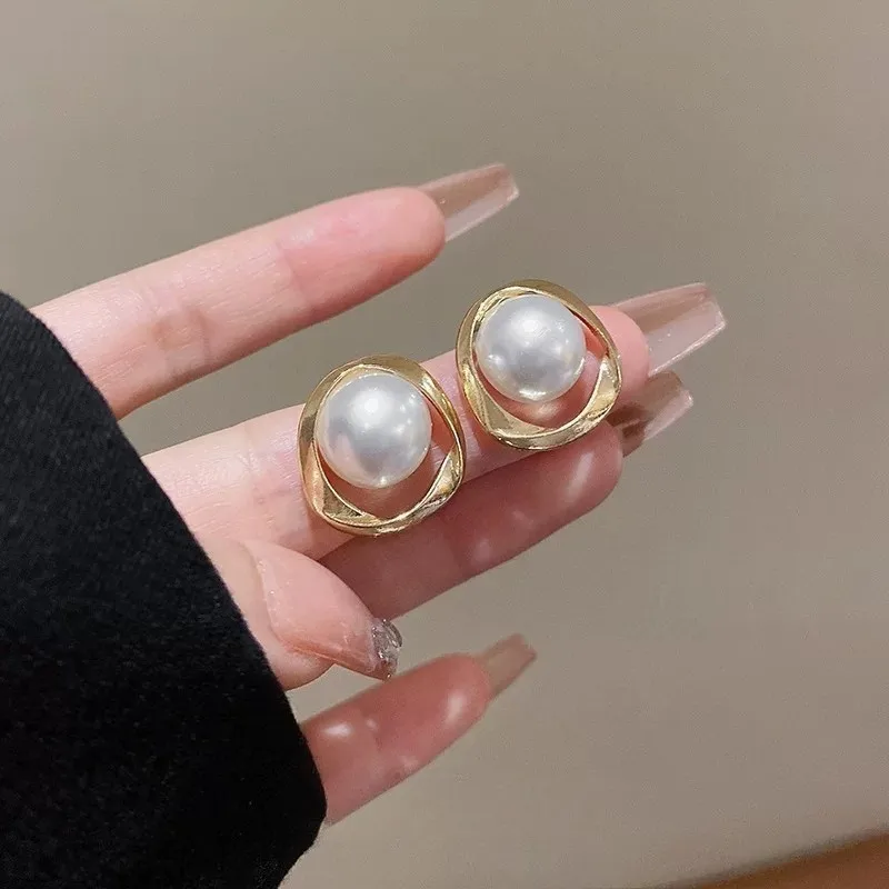 Ladies' Geometric Hollow Alloy Ear Stud Elegant Twisted Frame Earrings Fashion Daily Party Accessories