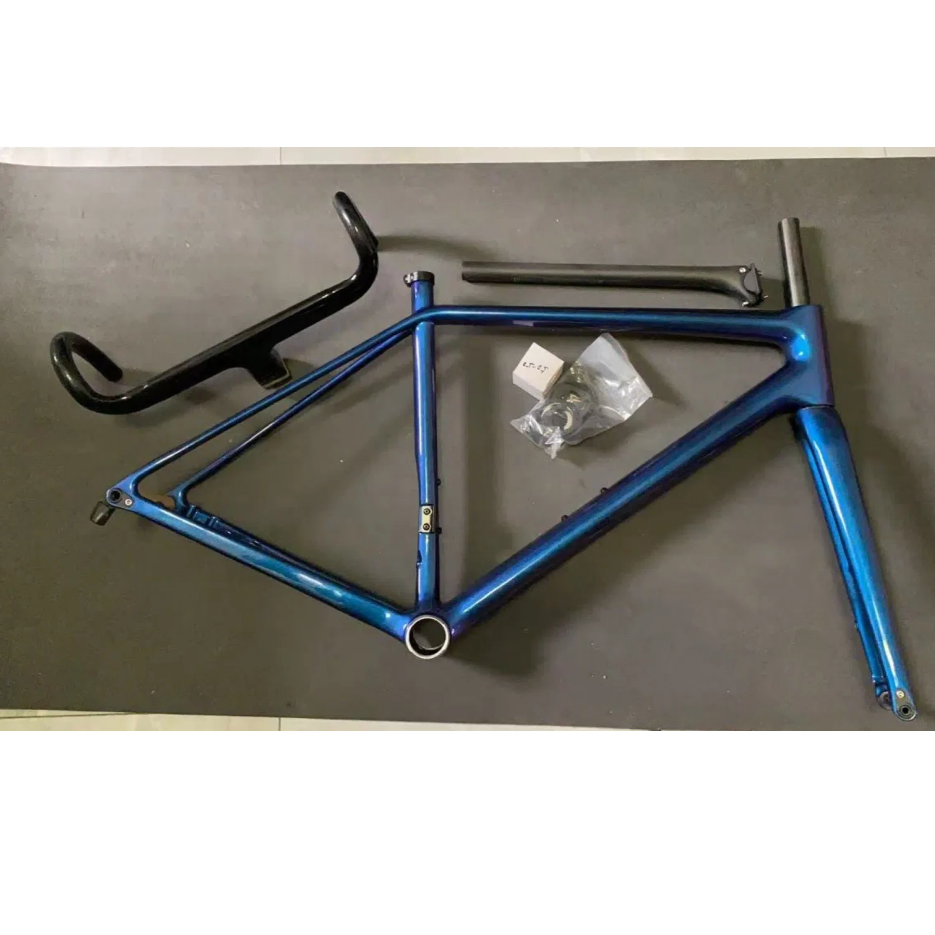 

Chameleon Blue Superlight Ultrlight Full Carbon Fiber T1000 Road Bike Frame Internal Cables Rounts To BigRock Aethos only 650g