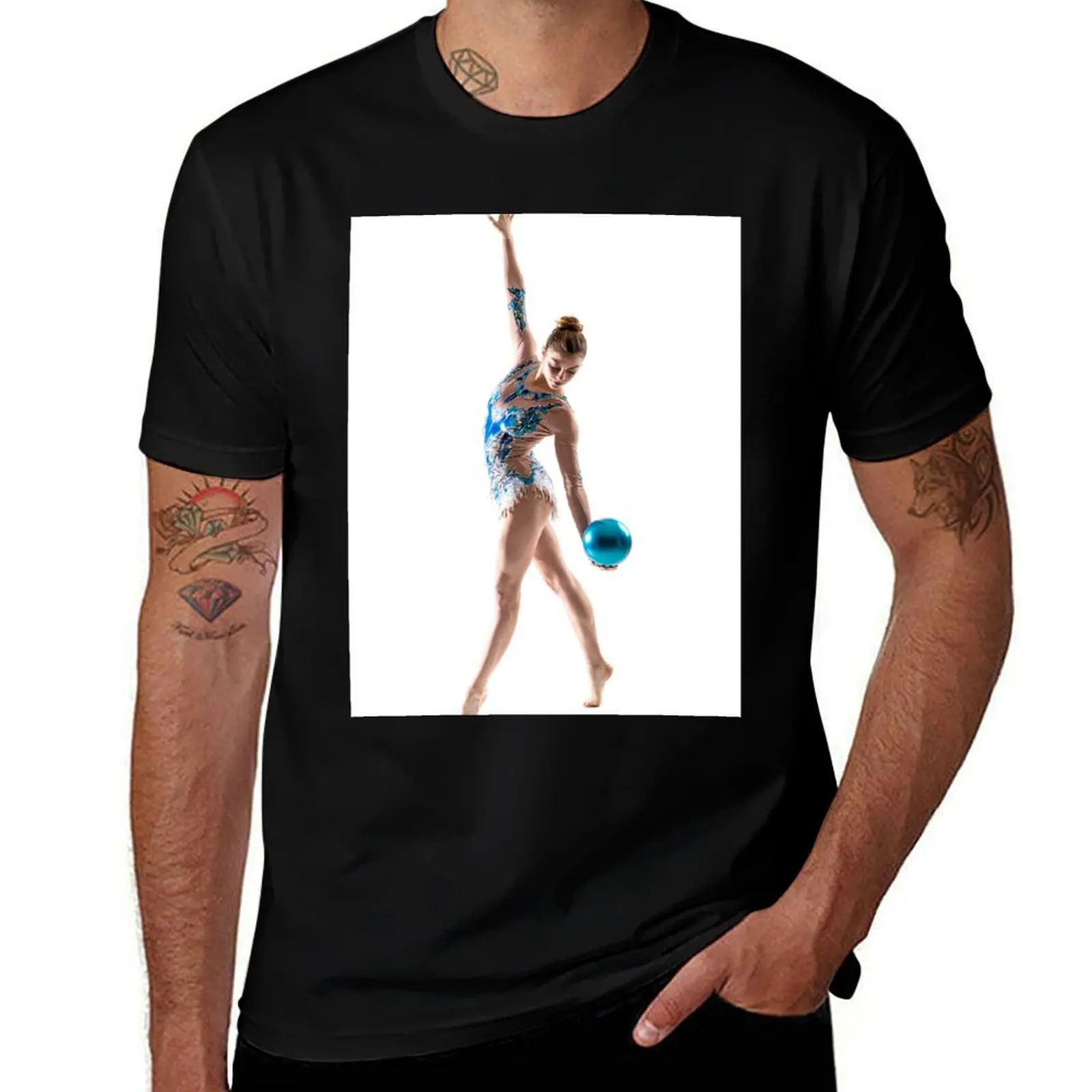 Camiseta con estampado vintage de una chica haciendo gimnasia rítmica con una pelota azul, cuello redondo.