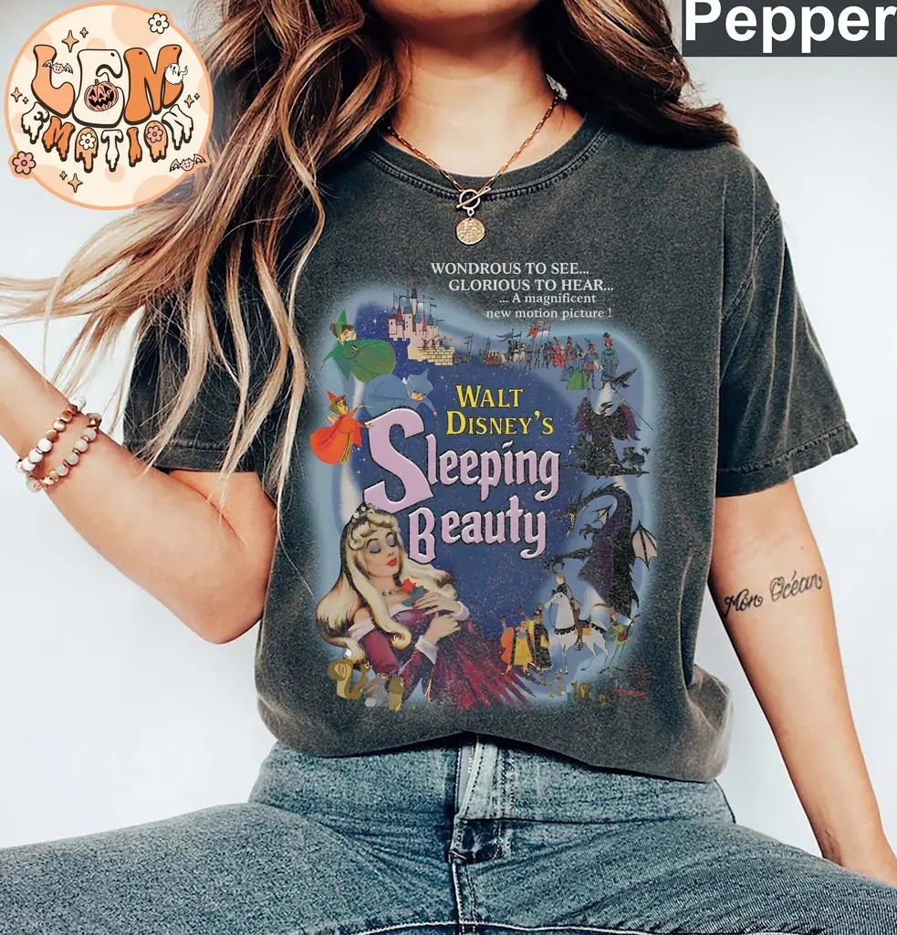 Póster retro de Maléfica de Aurora La Bella Durmiente de Disney, camisa de color cómoda, camiseta de vacaciones de Disneyland, camisa de viaje de Disney