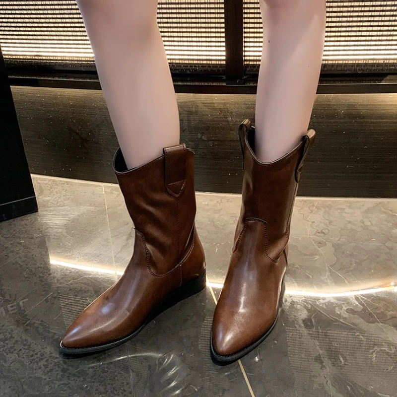 

Новые короткие сапоги из мягкой кожи в стиле ретро, женские универсальные джинсовые ботинки в западном стиле, осень-зима, модные женские джинсовые сапоги с острым носком