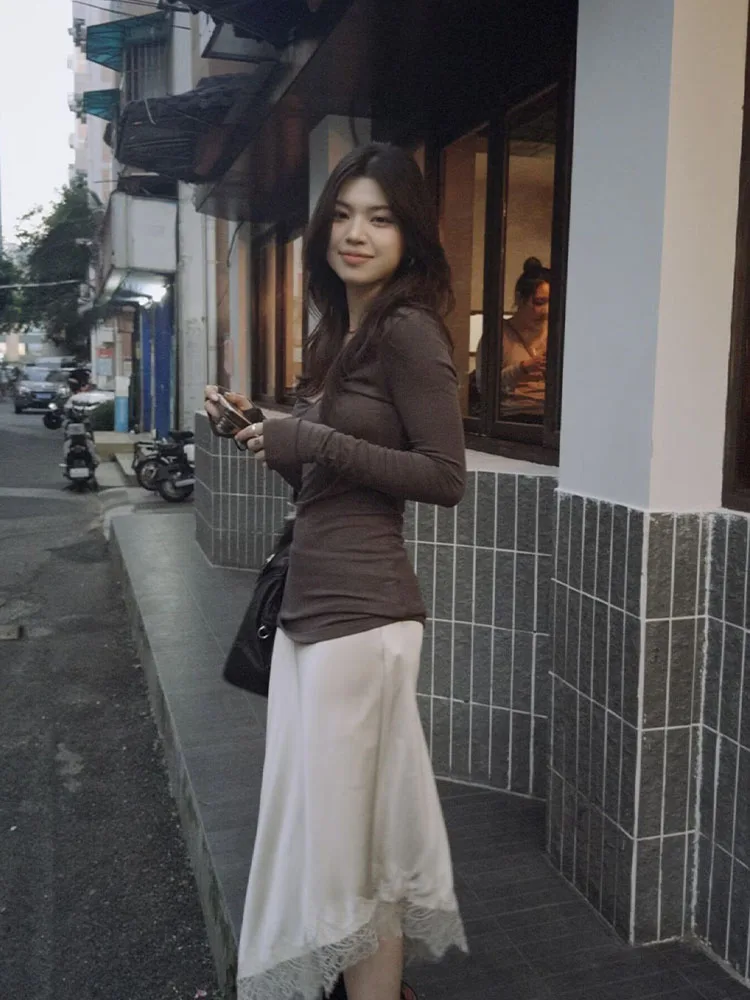 HH امرأة الربيع أزياء التنقل الحرير الساتان غير المتماثلة تنحنح الدانتيل الديكور تنورة الإناث عارضة الشارع نمط منتصف طول تنورة #6