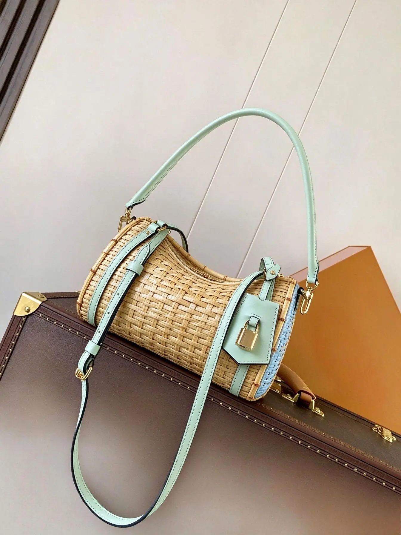 Women Handwoven Rattan Cylinder Bag Retro Wicker Barrel Shoulder Bag Contrast Leather Strap Mini Lock Decor Detachable Crossbody Strap Summer Beach Purse