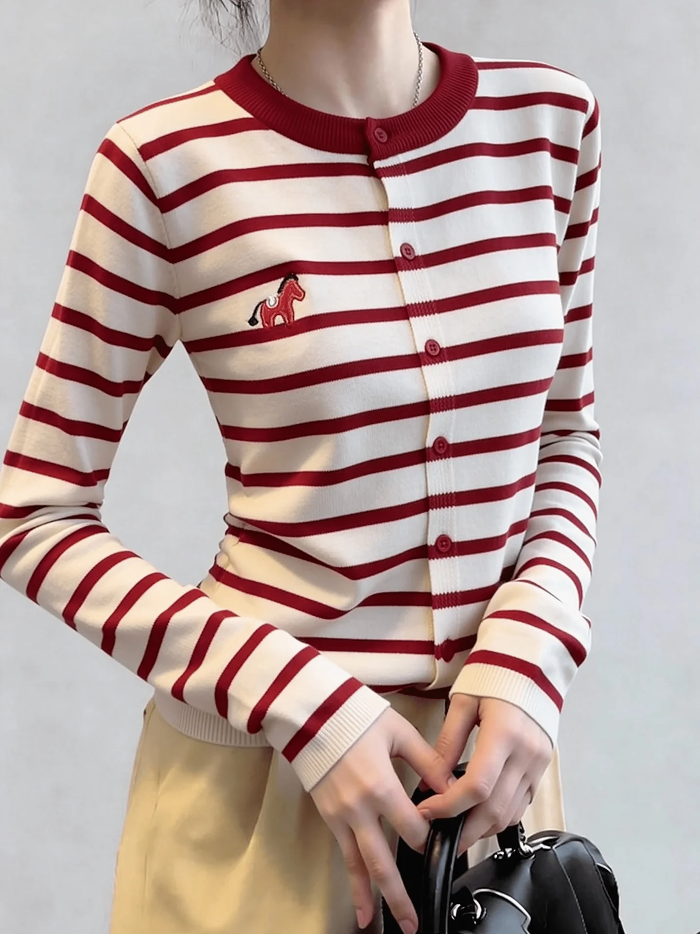 

Striped Knit Sweater round Neck Embroidered Top Women's Base Shirt Spring Early Skin-friendly Korean Style Commute Fashion