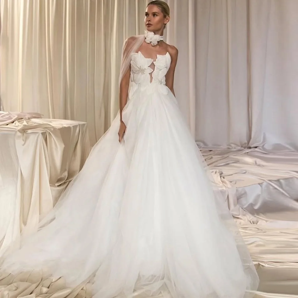 Simple Tulle A-Line Wedding Dress Customized Delicate Handmade Flowers Bridal Gowns Sexy Strapless Sleeveless Robe de mariée