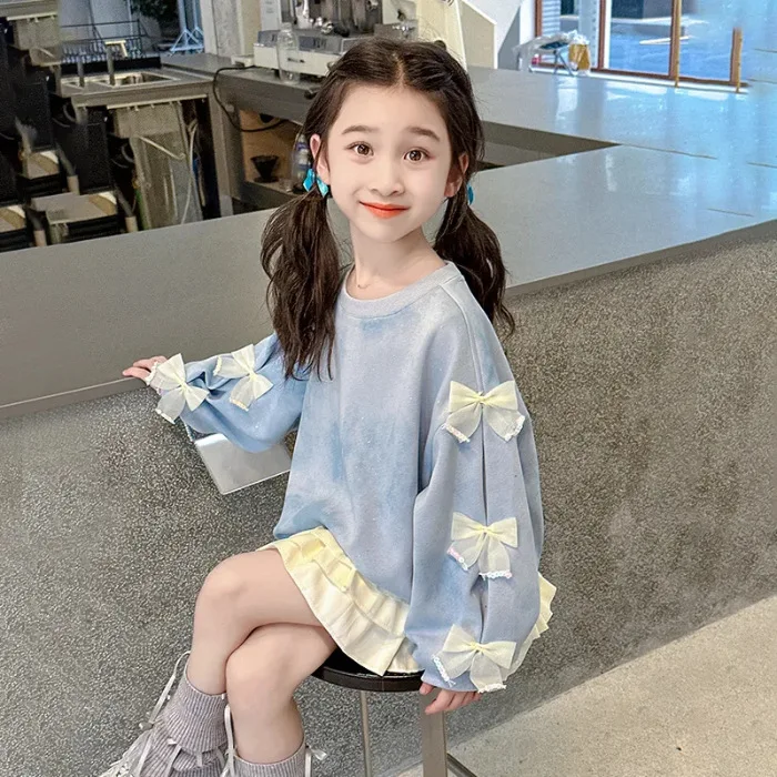 بلوزة بناتي للربيع والخريف بأكمام طويلة ورقبة دائرية جديدة بلون سادة مع فيونكة من الدانتيل ملابس أطفال عصرية وجميلة