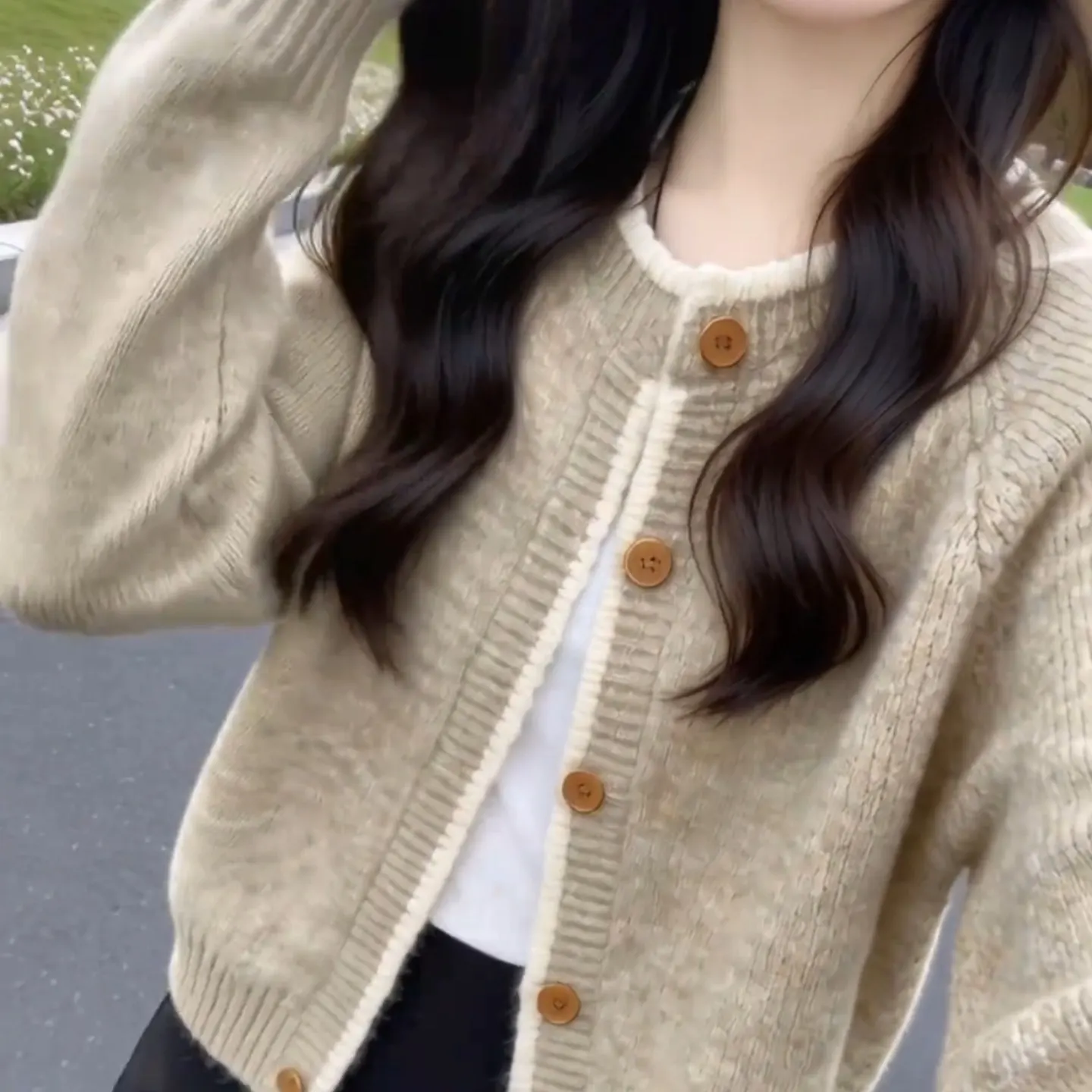 Small fragrance in wooden ear, round neck, long sleeve cashmere knit cardigan, slim and sweater coat.