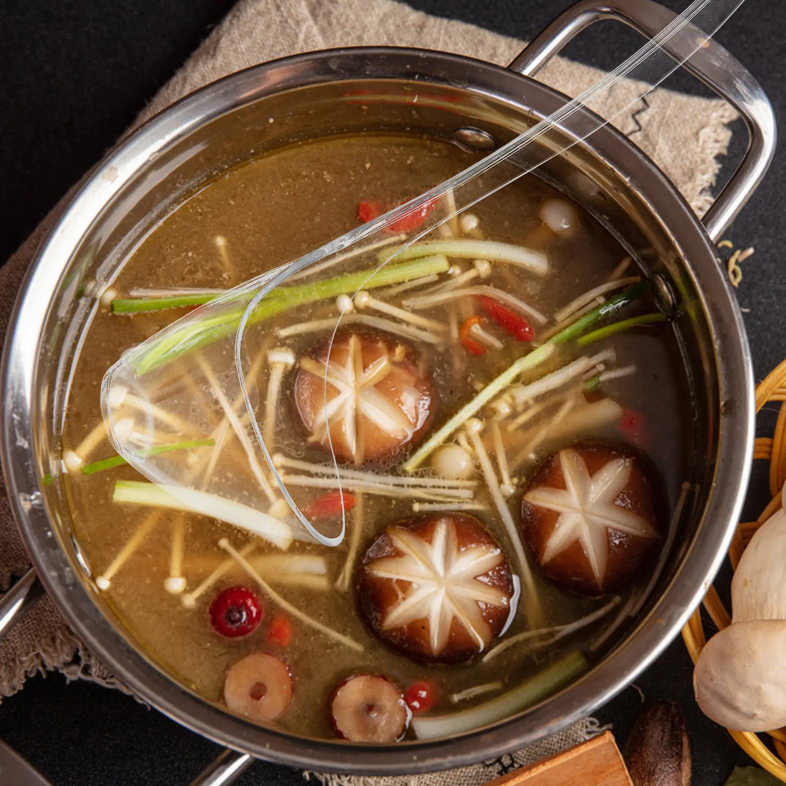 

Пластиковая ложка для подачи супа, многоразовая, легкая, с длинной ручкой, кухонная ложка с эргономичной рукояткой, прочная ложка для подачи еды