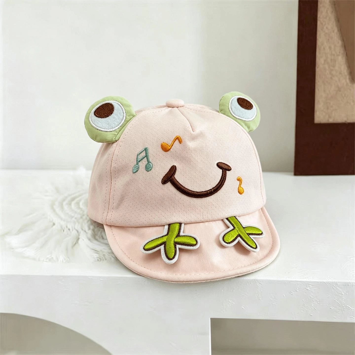 Three-dimensional big-eyed frog-shaped musical note embroidery mesh soft brimmed baseball cap suitable for both boys and girls