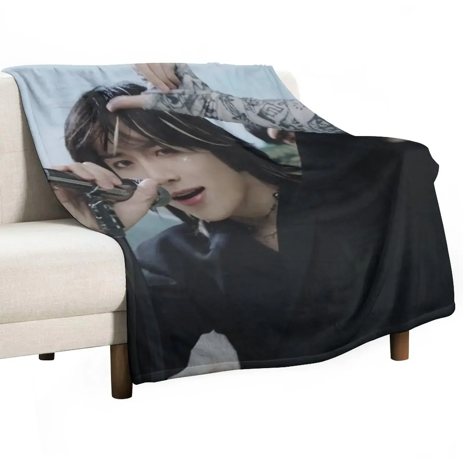 TXT - LOSER = LOVER - BEOMGYU Throw Blanket Moving Fashion Sofas Blankets