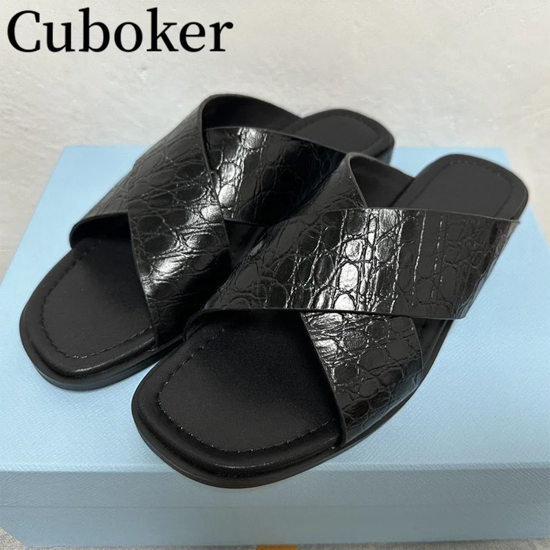 2023 Summer New Brand Crossed upper Flat Slippers for Men Stone Pattern Patent Leather Flat Mules Luxury Slippers Beach Sildes