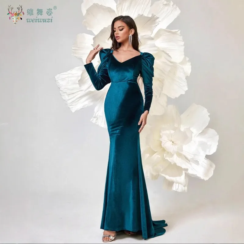 ชุดราตรีกำมะหยี่สีทองคอวีแขนยาวสำหรับฤดูใบไม้ร่วงและฤดูหนาว ช่วยกระชับเอวและให้ลุคเพรียวบาง เหมาะสำหรับงานเลี้ยง