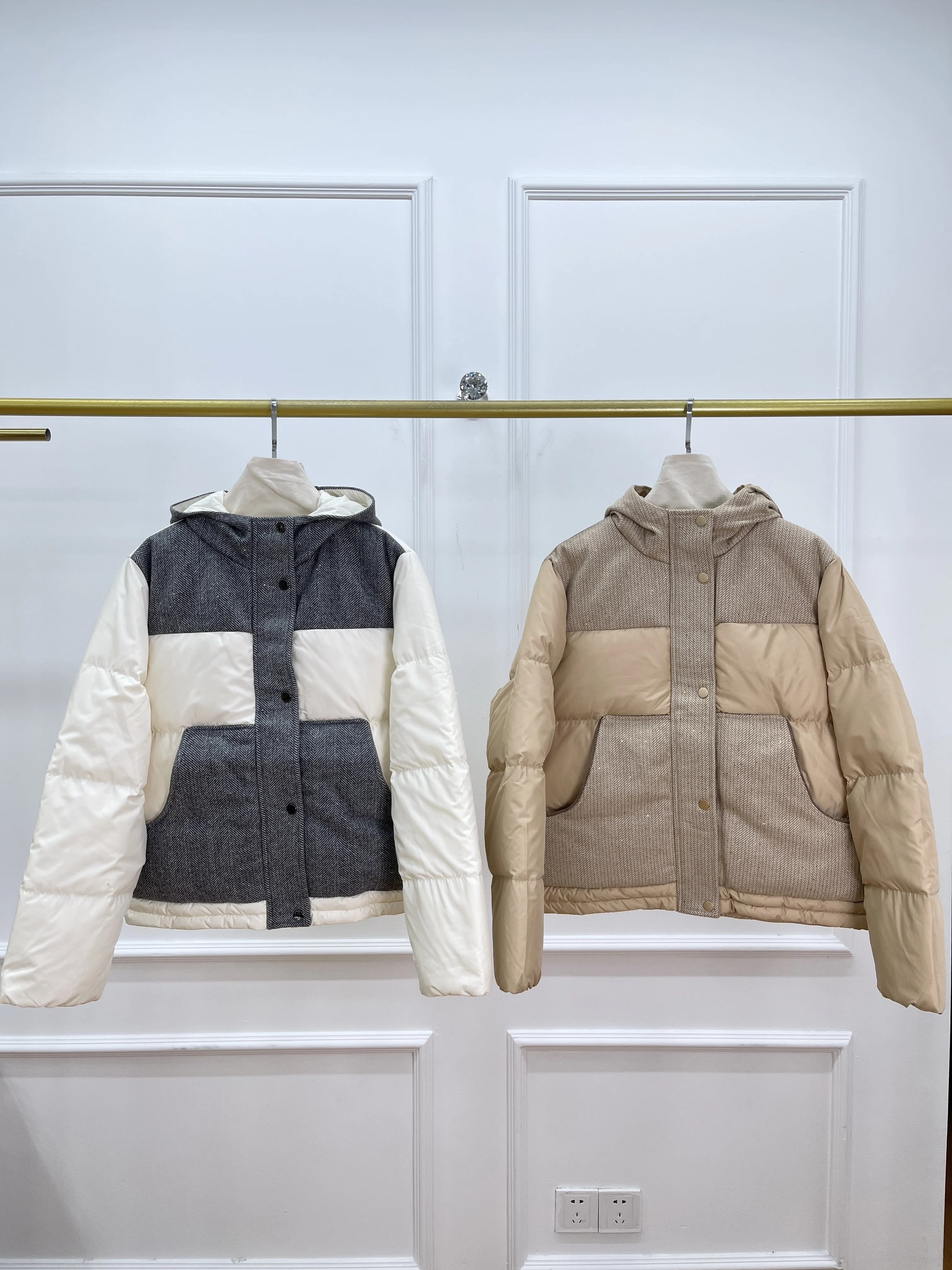 2025 Otoño e Invierno nueva chaqueta de plumas de ganso empalme de lana australiana 90 chaqueta de manga larga acolchada con capucha de plumas de ganso blanco