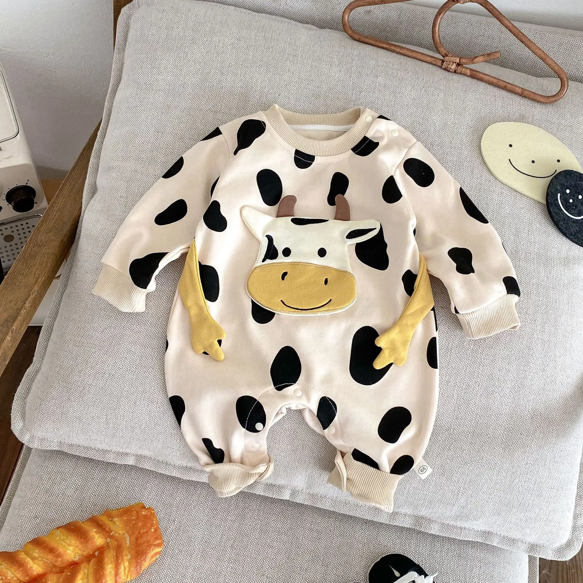 

2024 Spring Autumn Infant Girls Bodysuit 3D Cow 0-2 Years Exterior Baby Girls Jumpsuit Cotton Long Sleeve Newborn Girls Onesies