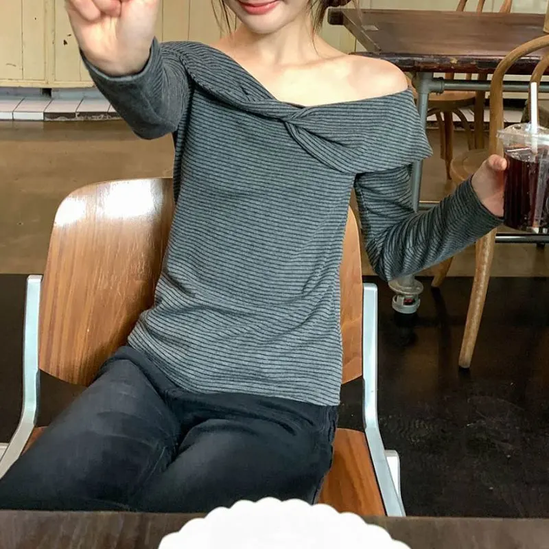 Women Striped Twist Off Shoulder Long Sleeve T-shirts Asymmetric Slant Shoulder Tops Autumn Fashion Slim Fit Casual Pullovers