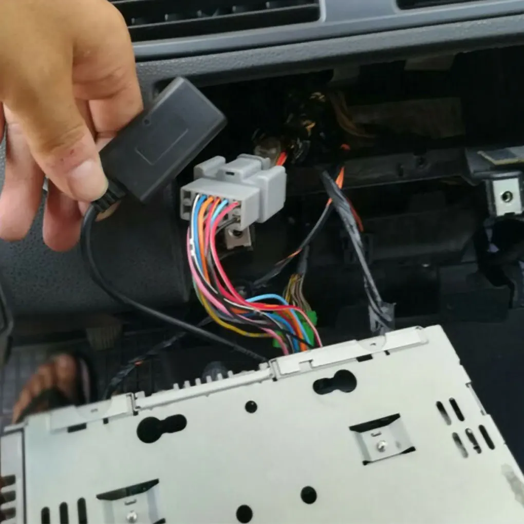 

Портативный и удобный адаптер AUX IN Bluetooth для Volvo V40 V50 V70 XC70 XC90, адаптер приемника, как показано на рисунке