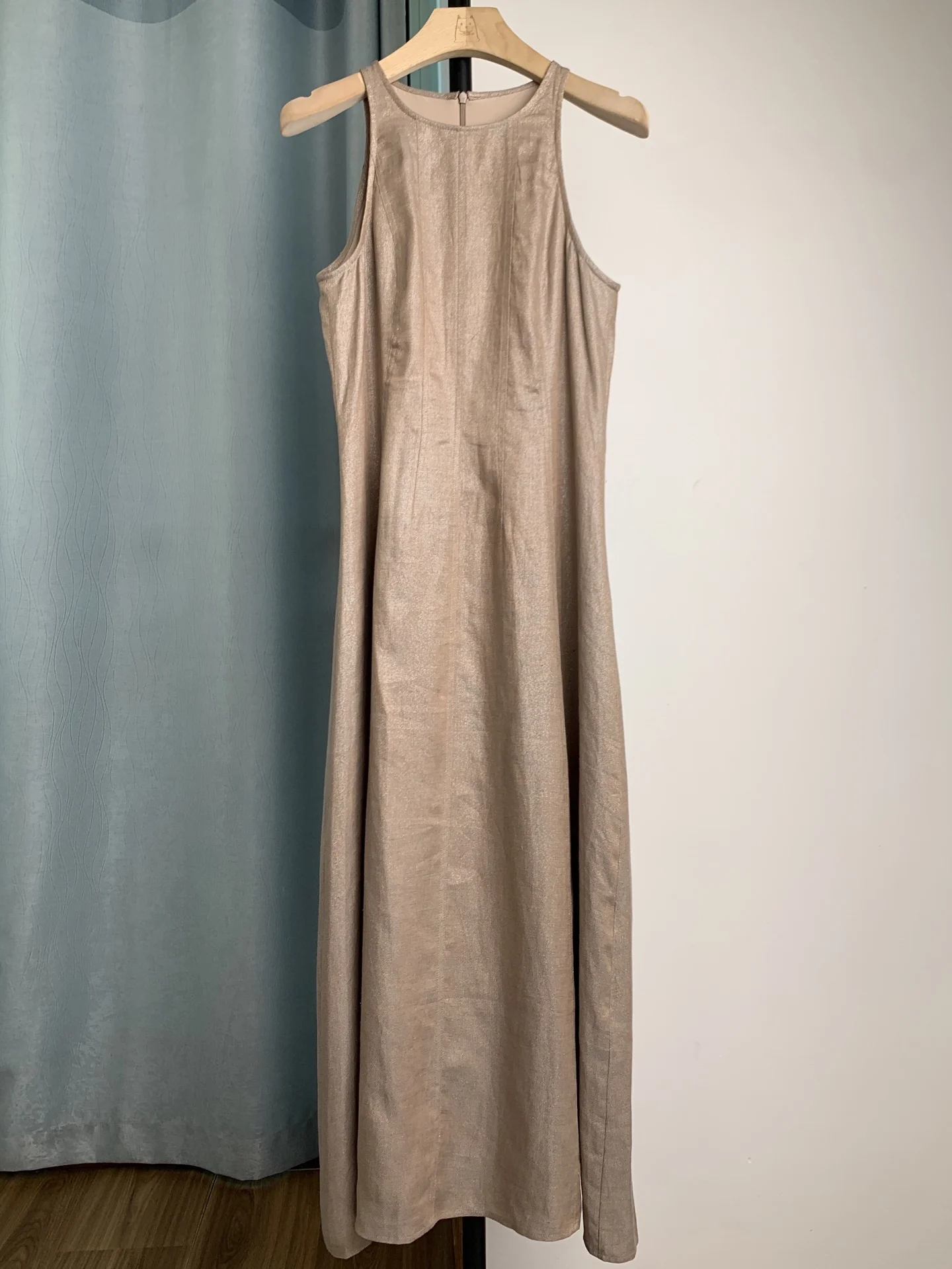 

Women's Sleeveless Halter Dress —Spring/Summer A-Line Style with Waist-Cinching Effect, Flattering & Sophisticated for Commuting
