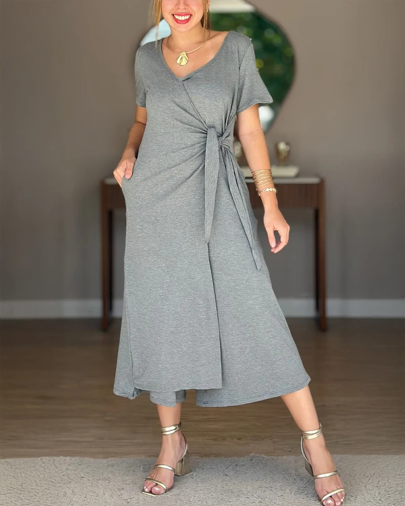 جمبسوت نسائي صيفي 2025 ملابس يومية جديدة بلون سادة موضة نسائية برقبة على شكل حرف v وأكمام قصيرة وتفاصيل مربوطة جمبسوت بأرجل واسعة