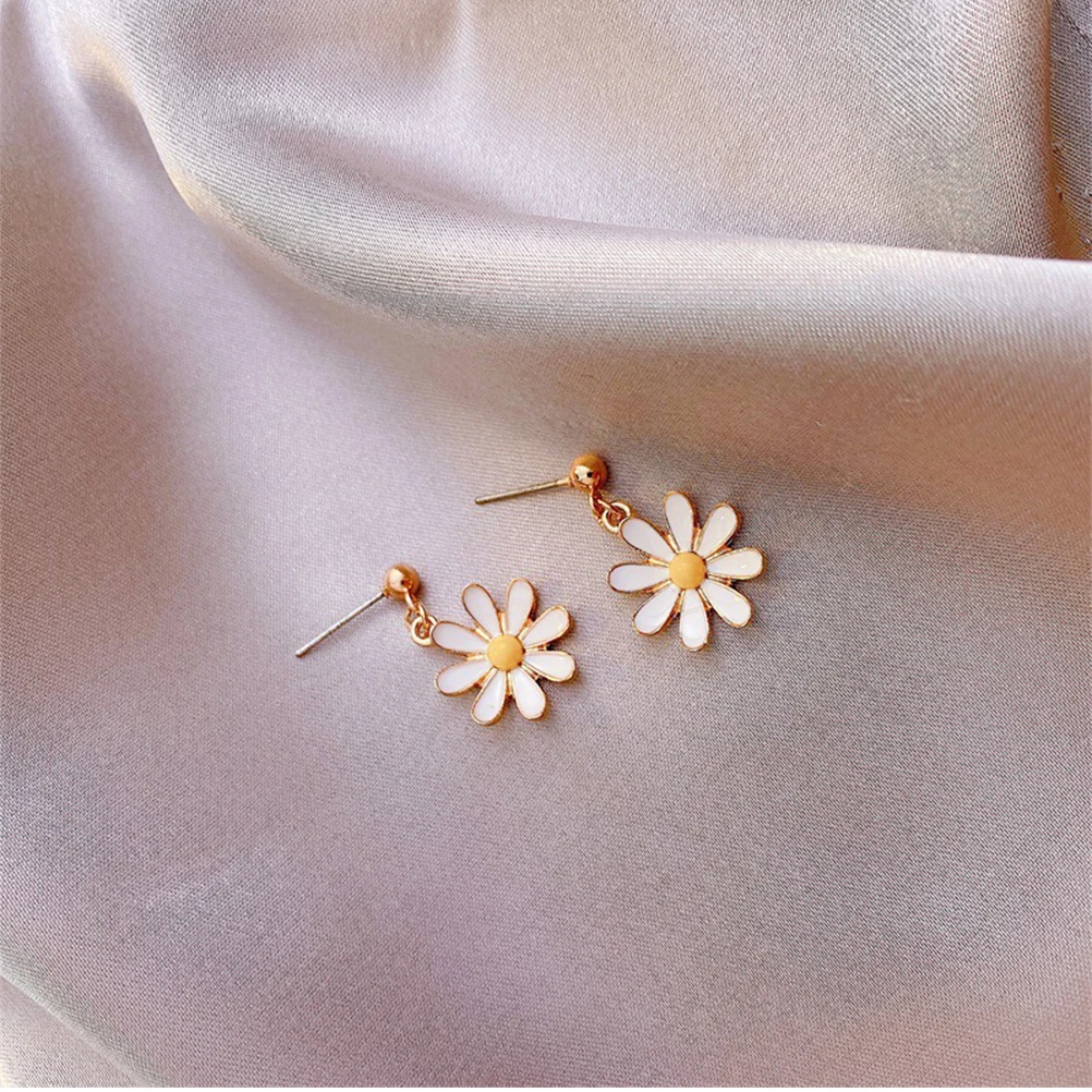 

Daisy Flower Earring Durable Premium Material Elegant Design Popular Gift for Mother's Day Christmas Wedding Casual Ear Pendant