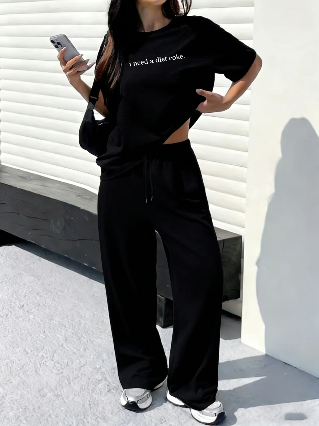 

Комплект свободных и повседневных брюк с принтом "I need a diet coke", воплощающий американский непринужденный и дерзкий стиль.