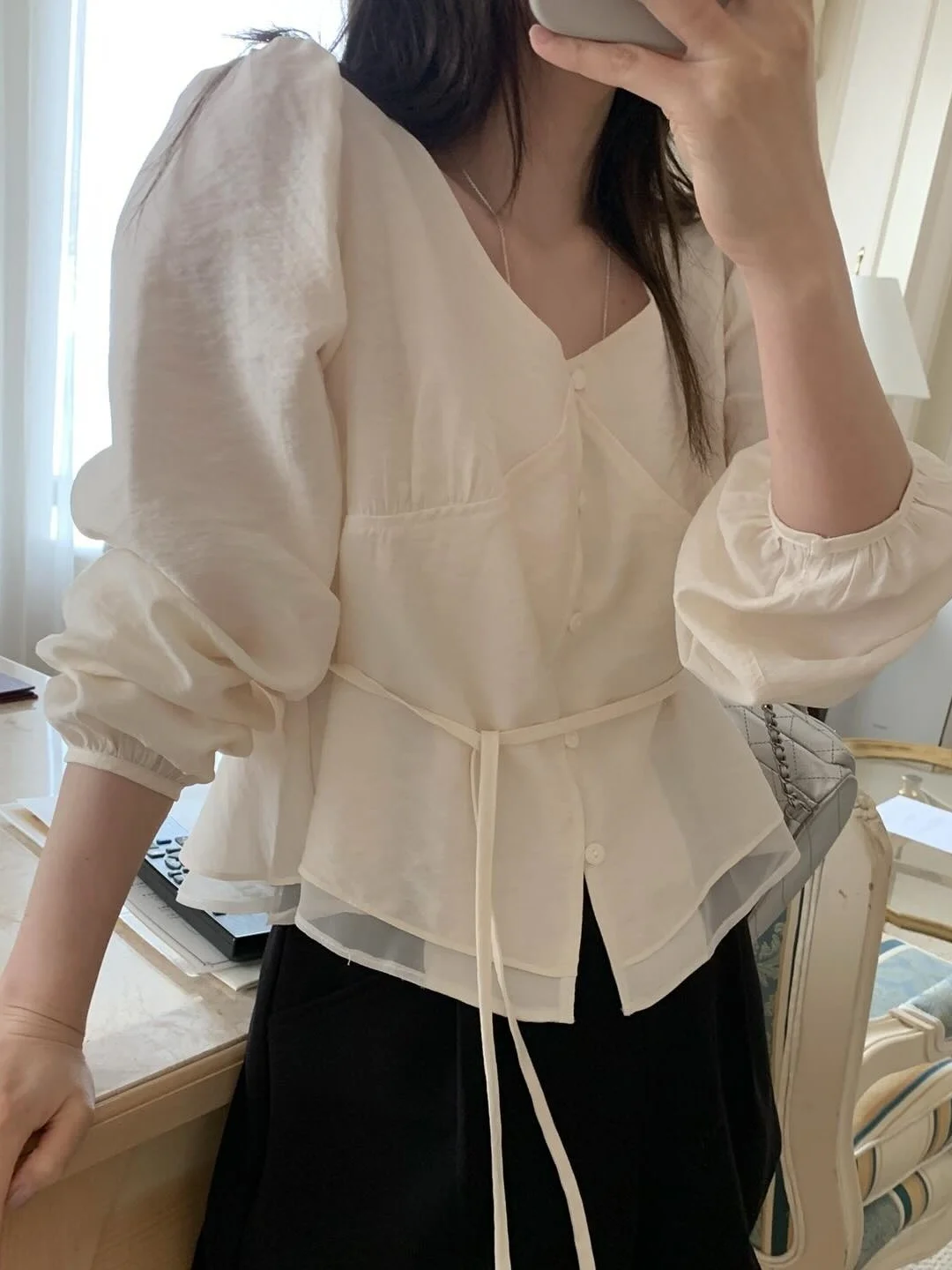 

Женская корейская блузка Ele с V-образным вырезом, на одной пуговице, с двойным подолом, с поясом на талии, с длинными рукавами-фонариками, из полиэстера