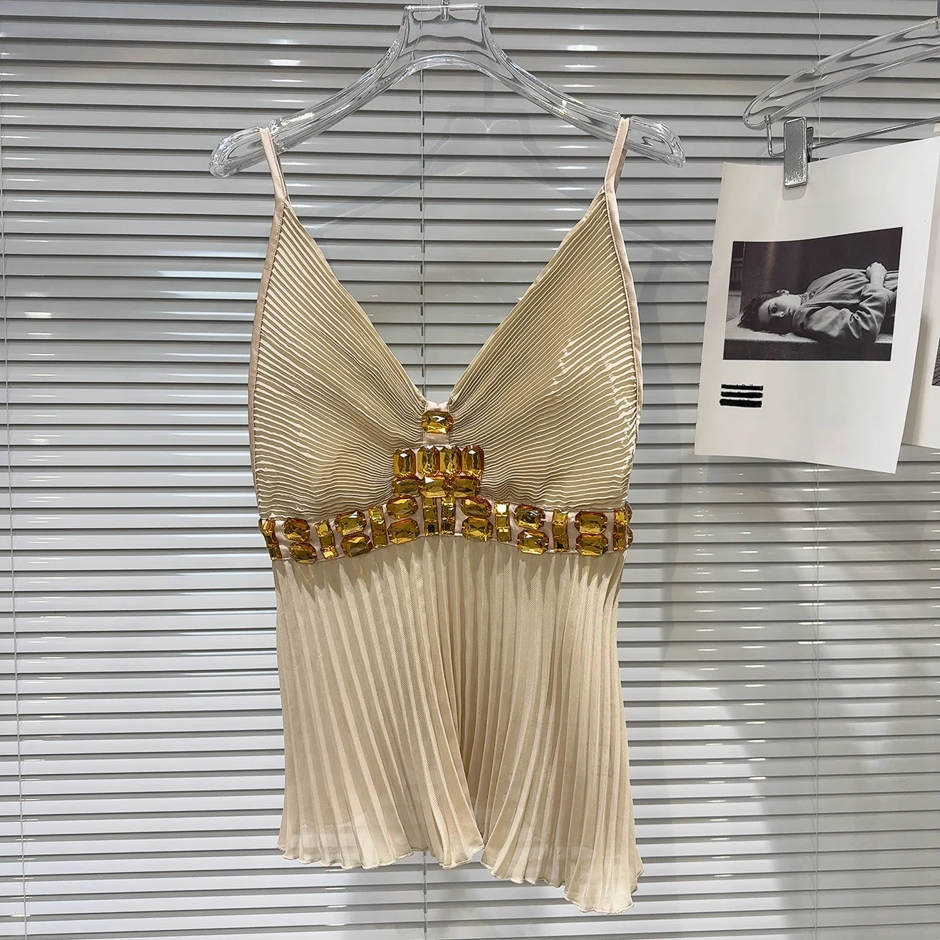 

2025 Autumn New Arrival: French Glamorous High-Craftsmanship Gem-Embellished Ruffled Open-Back Camisole Top