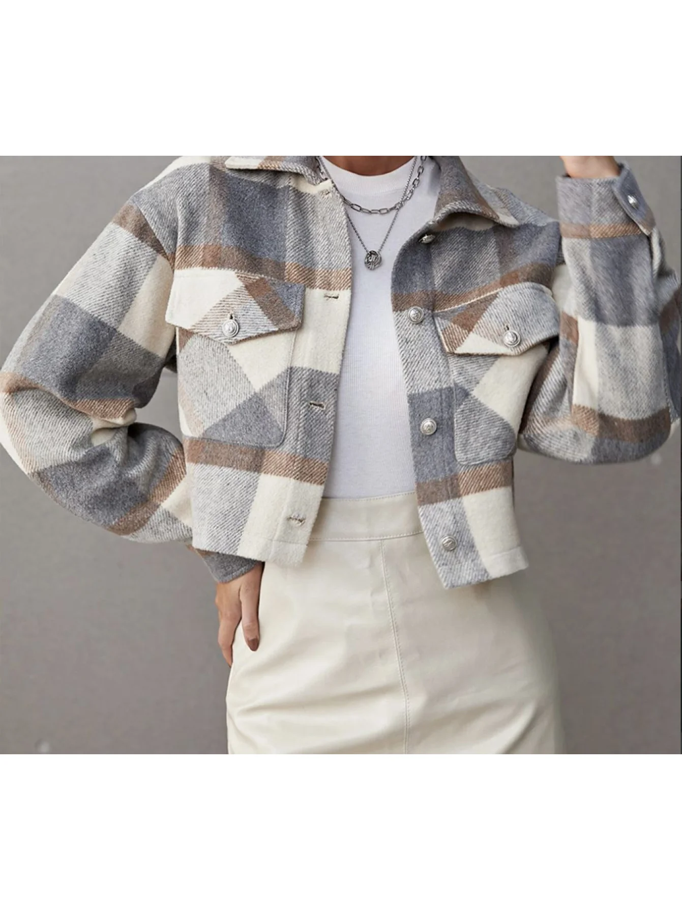 

Новая клетчатая короткая куртка с длинными рукавами и передними карманами для женской моды осенью и зимой 2025 года.