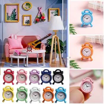 1 adet 1:12 ölçek Metal çalar saat Mini ev dekorasyon Dollhouse minyatür oyuncak bebek mutfak oturma odası aksesuarları 10 renkler