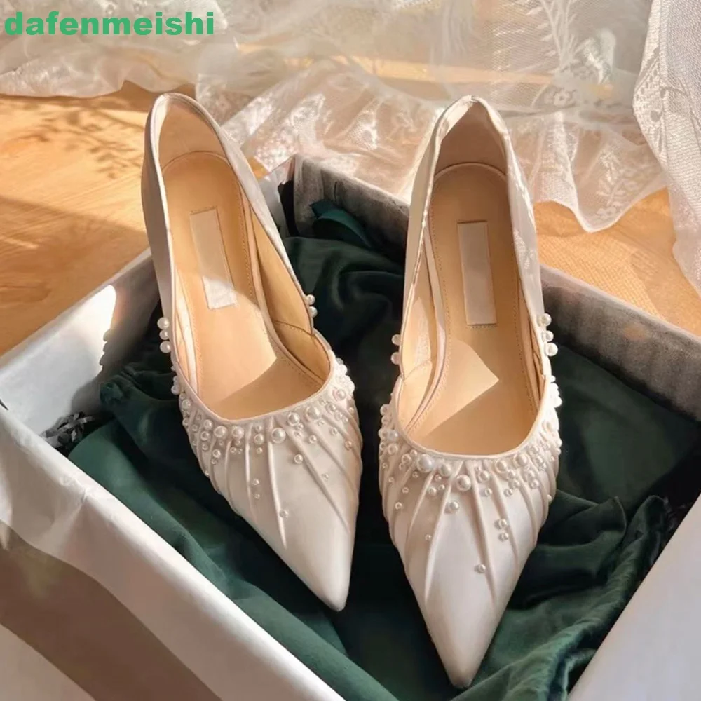 2024 Spring New White Pleated Pearl Pumps Pointed Toe Shallow Thin Heel Wedding Shoes Fashion Women Banquet Stage High Heels